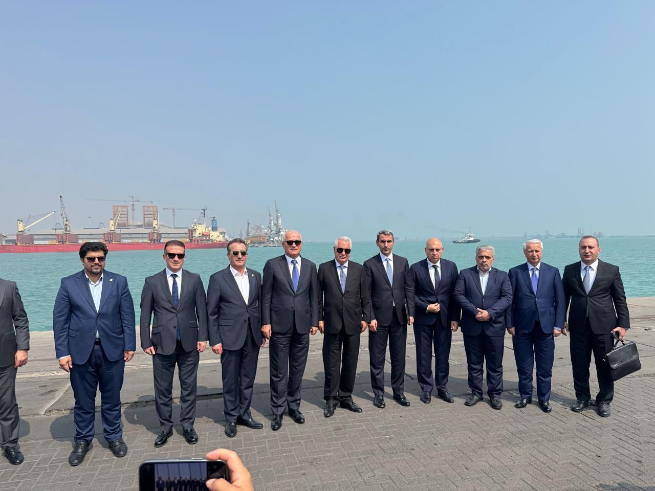 Azerbaijani delegation visits key port in Iran’s Bandar Abbas
