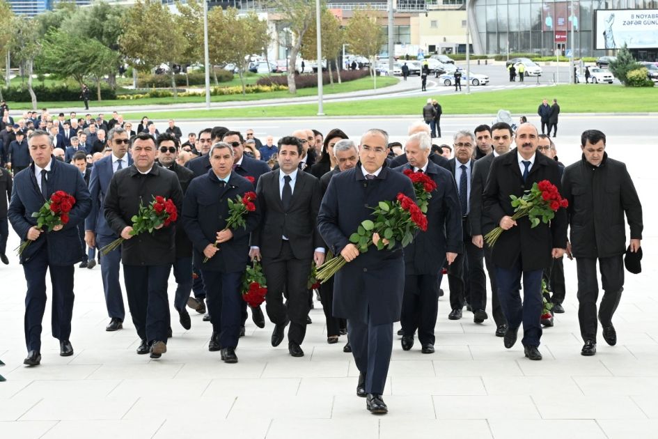 Ministry of Economy staff honor martyrs at Victory Park on Memorial Day