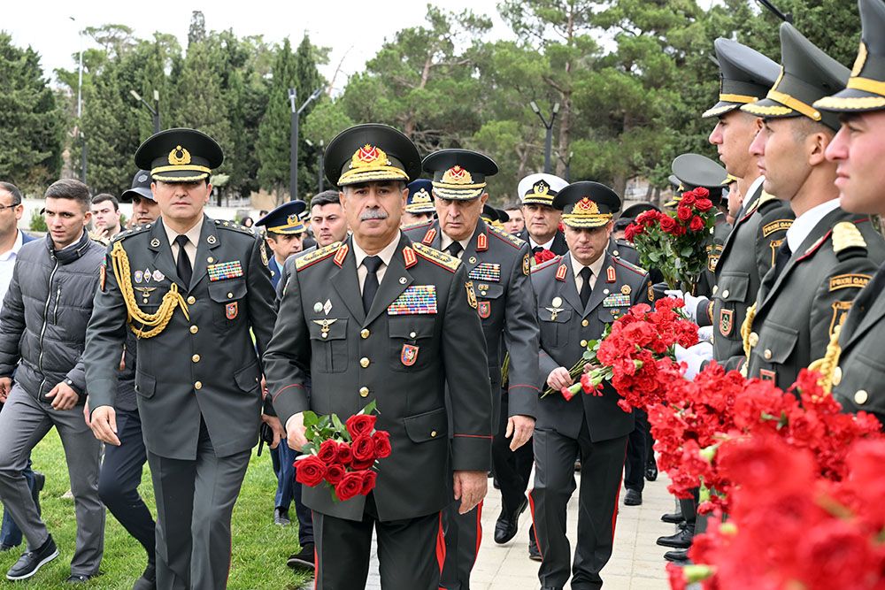 Azerbaijan's defense ministry pays tribute to martyrs on memorial day [PHOTOS]