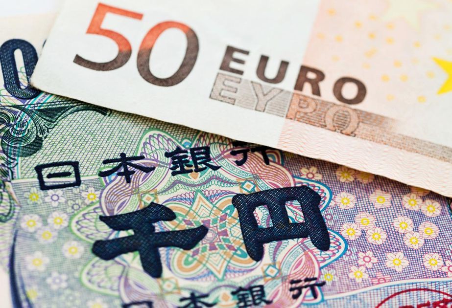 Yen and euro fall against dollar amid political tensions