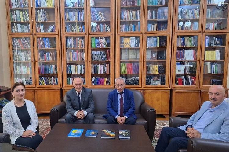 Energy scientist donates his books to Presidential Library [PHOTOS]
