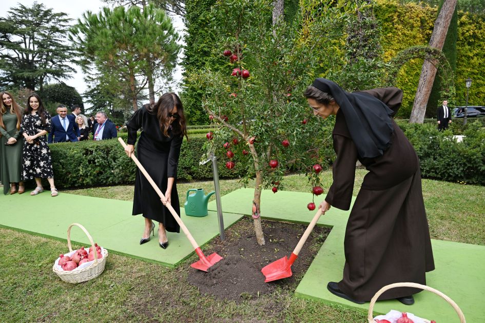 First VP Mehriban Aliyeva, along with family members, attend tree planting ceremony in Vatican Gardens [PHOTOS/VIDEO]