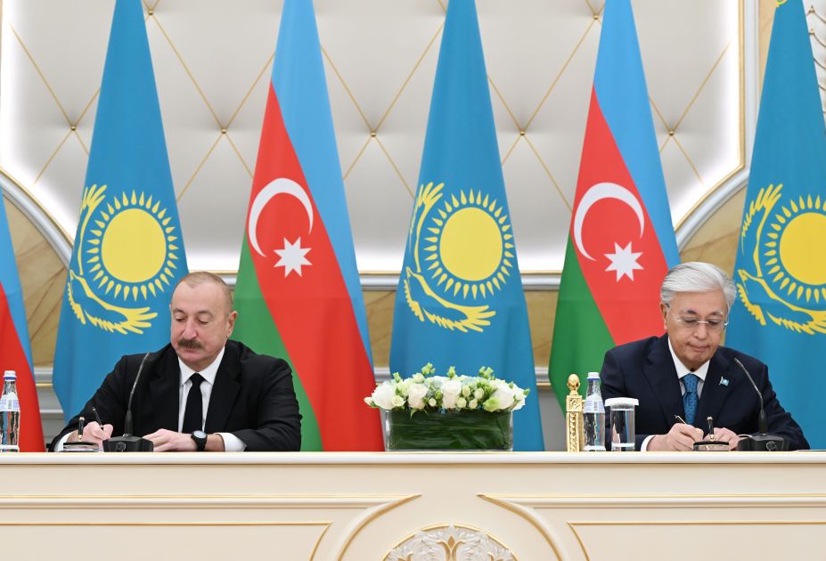 Azerbaijan, Kazakhstan exchange documents [PHOTOS]