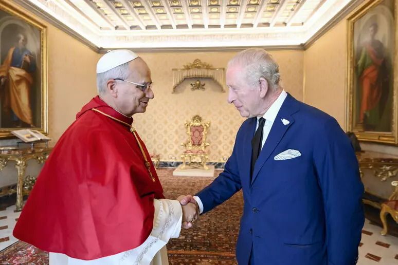 Pope, Charles pray together in Sistine Chapel