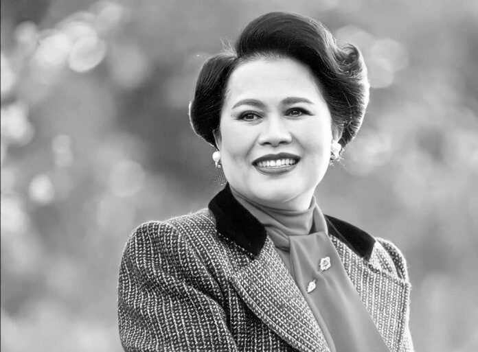 Sirikit, queen mother of Thailand, dies aged 93