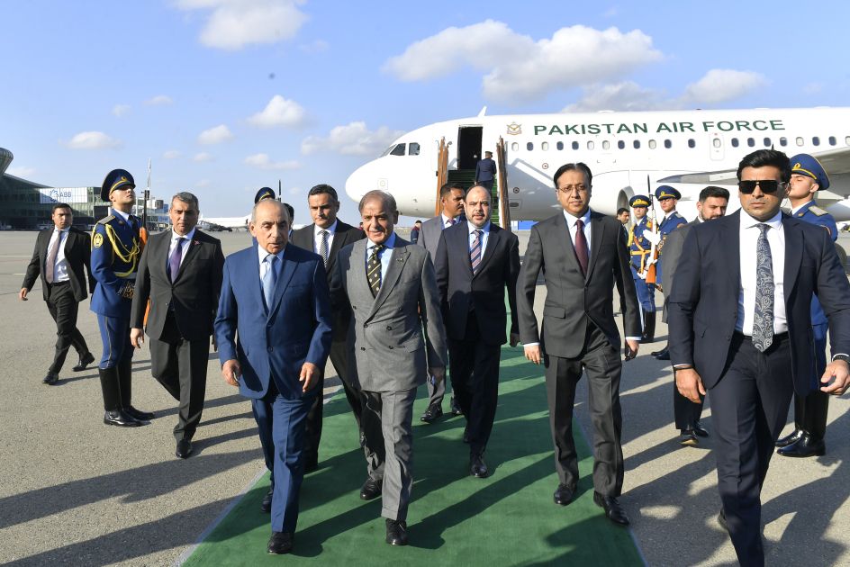 Pakistan's PM arrives in Azerbaijan [PHOTOS]