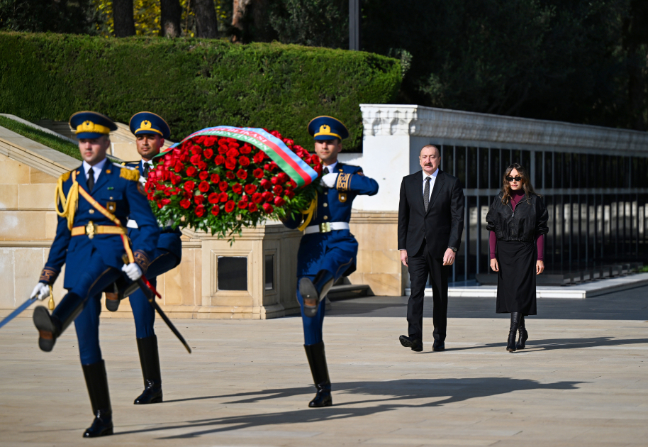 President Ilham Aliyev, First Lady Mehriban Aliyeva visit Alley of Martyrs [PHOTOS]