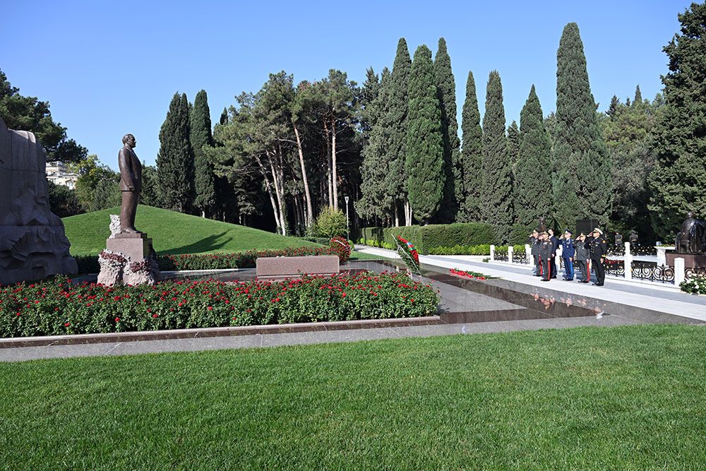 Azerbaijani Defense Ministry leadership honors memory of National Leader and martyrs on Victory Day [PHOTOS]