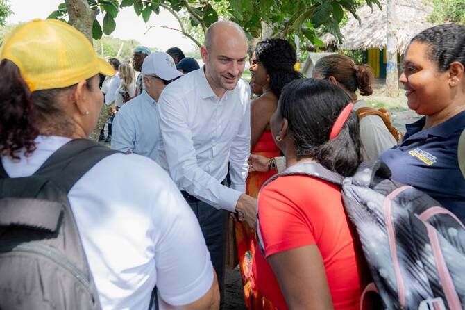 French FM vows to ‘defeat’ drug trade on Colombia trip