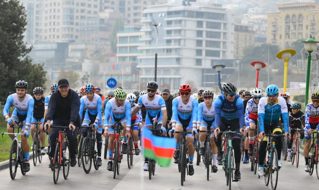 Over 300 cyclists join State Flag Day ride in Baku [PHOTOS]