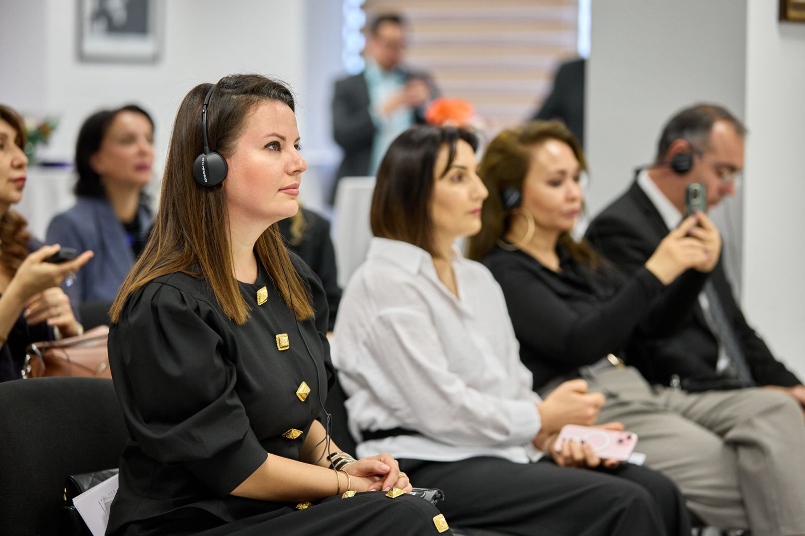 Spanish-language guide for “Women’s Support Line” presented in Baku