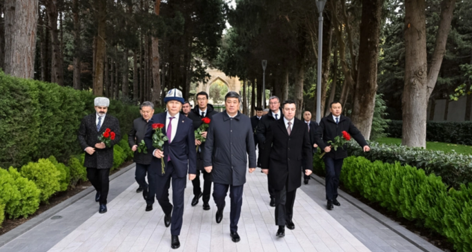 Kyrgyz government delegation visits Alley of Honour during Baku trip [PHOTOS]
