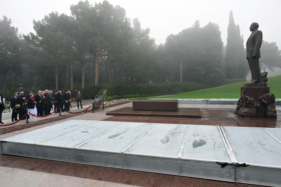 Participants of OIC Cultural Festival pay tribute to National Leader Heydar Aliyev [PHOTOS]