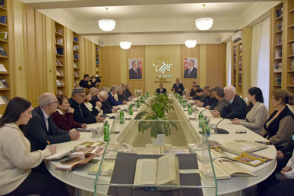 Fuzuli manuscript gifted at Javad Heyat centenary event [PHOTOS]