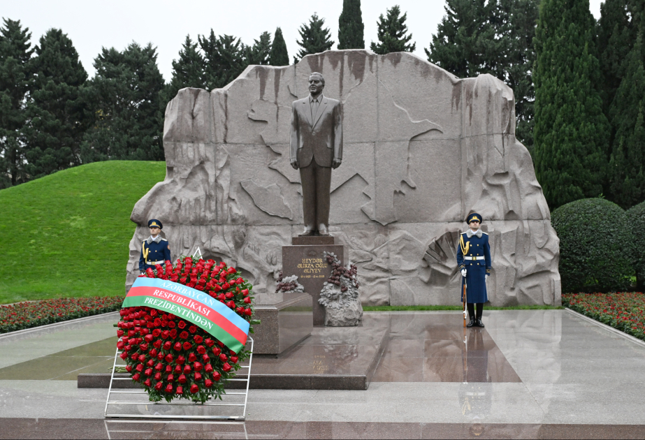 President Ilham Aliyev, First Lady Mehriban Aliyeva visit grave of National Leader Heydar Aliyev