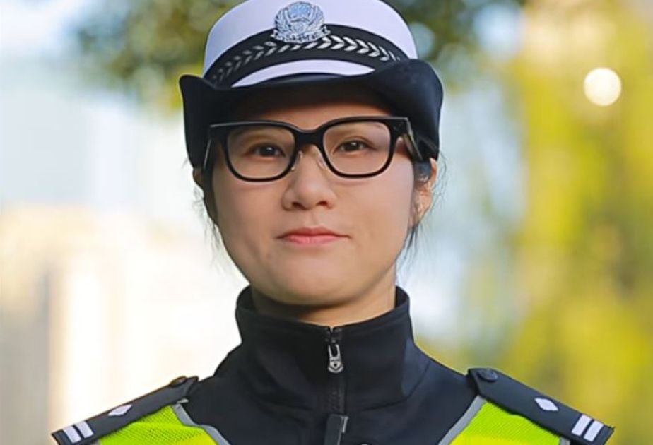 China traffic police get AI glasses to check vehicles