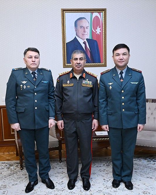 Azerbaijan’s Defense Minister hosts Kazakhstan’s new Military Attaché