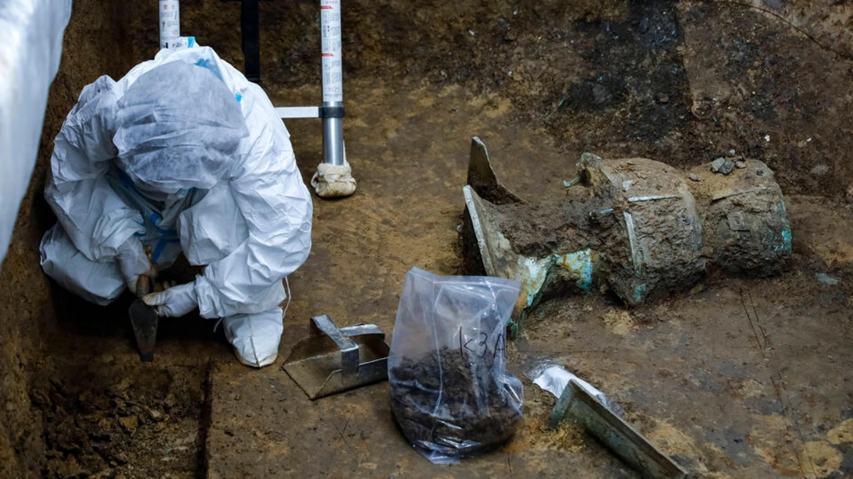 China discovers dragon pendants in tomb