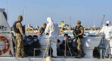 37 migrants rescued from overturned boat off Dikili coast in Turkiye