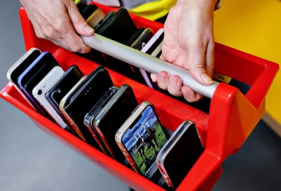 Sweden bans phones in schools