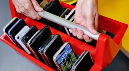 Sweden bans phones in schools