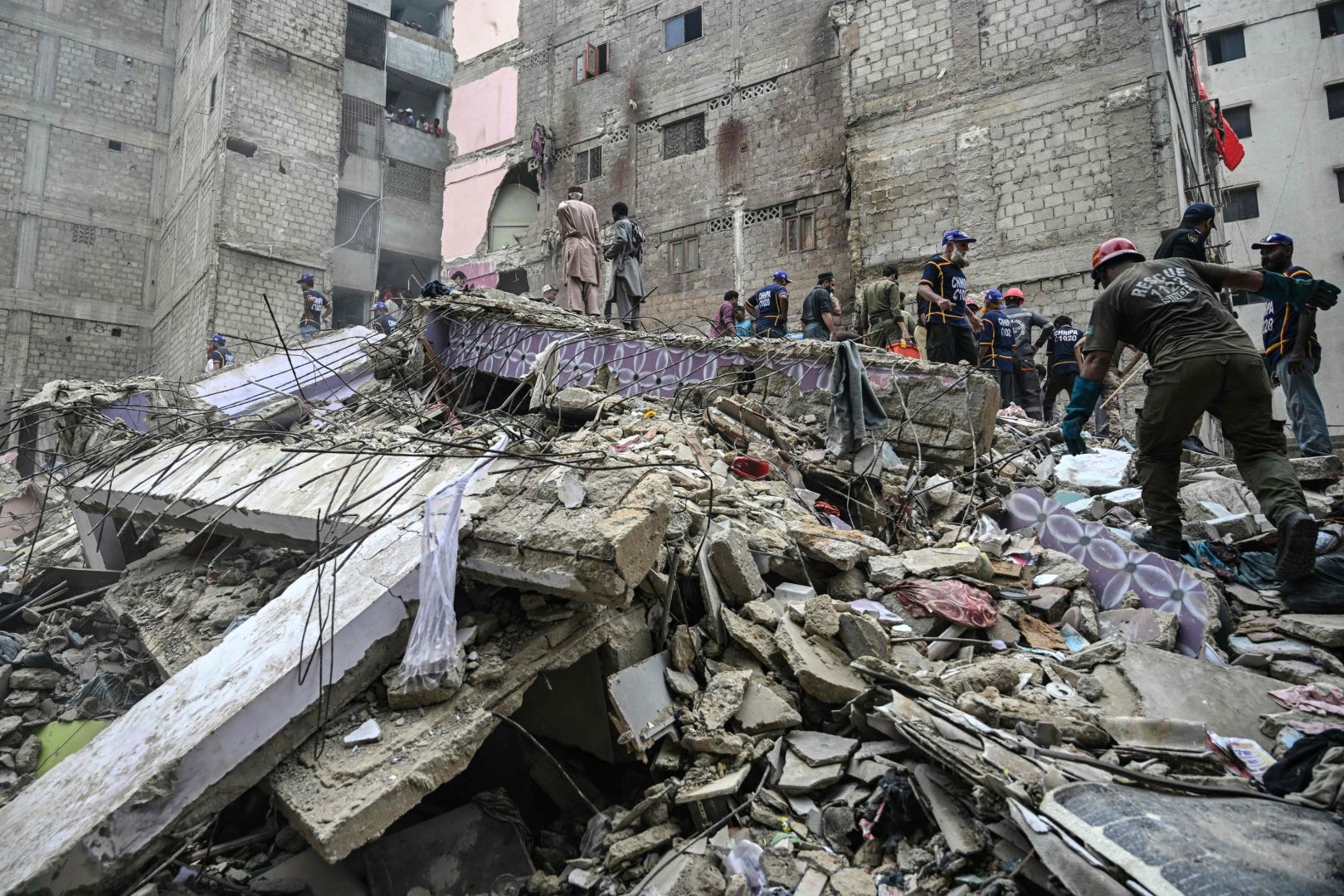 Gas explosion kills at least 16 in Pakistan's largest city building collapse [VIDEO]