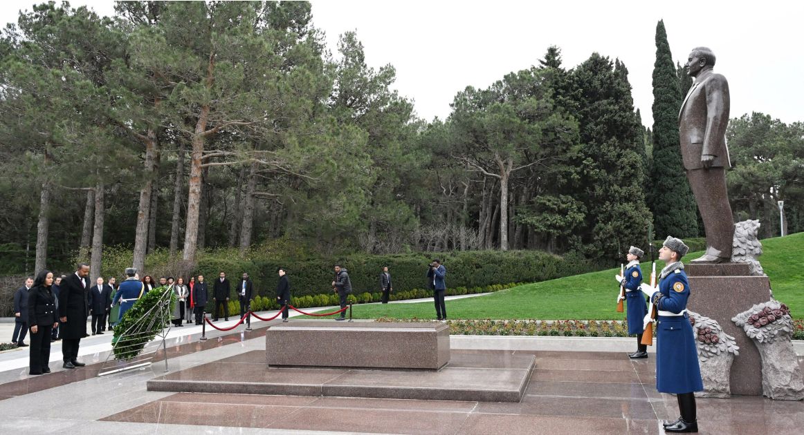 Ethiopia’s PM visits grave of National Leader Heydar Aliyev at Alley of Honor