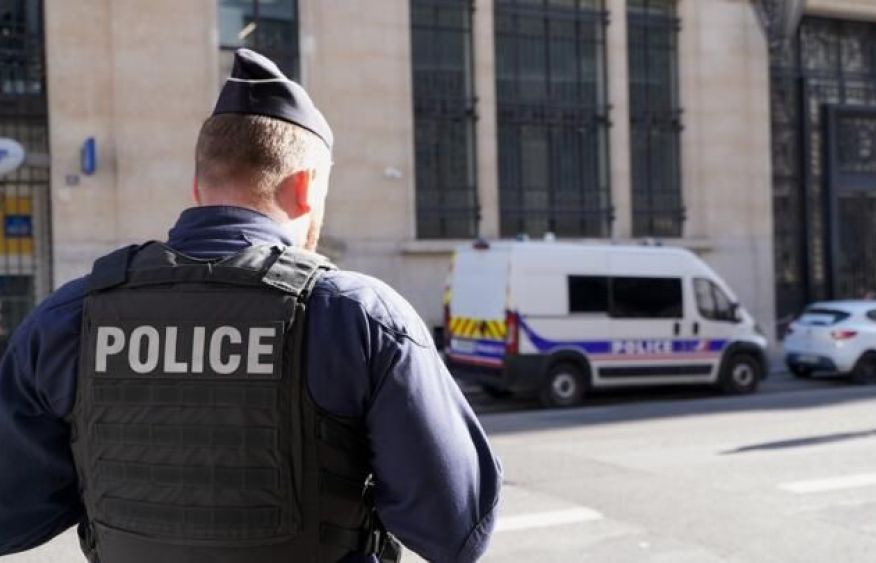 Police detain five suspects in foiled bomb plot in central Paris