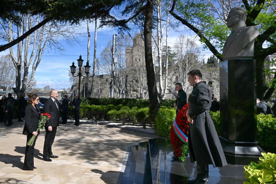President Ilham Aliyev, First Lady Mehriban Aliyeva visit statue of National Leader Heydar Aliyev in Tbilisi [PHOTOS/VIDEO]