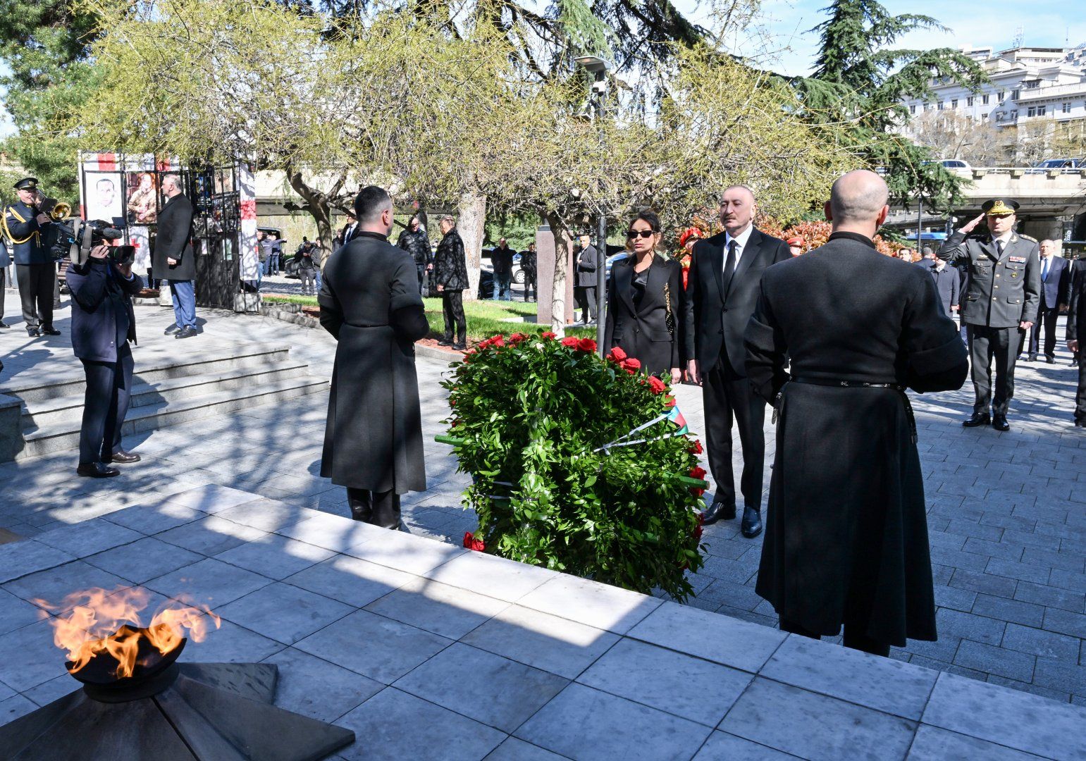 President Ilham Aliyev, First Lady Mehriban Aliyeva visit Heroes Memorial in Tbilisi [PHOTOS/VIDEO]