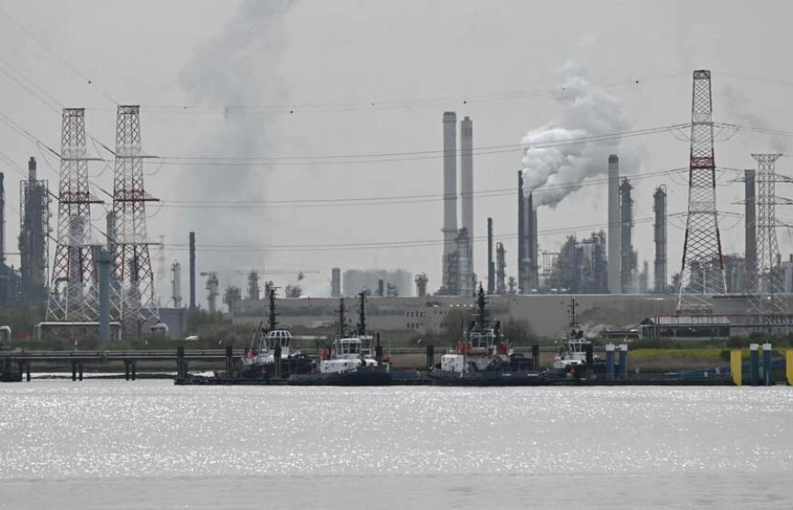 Belgian port of Antwerp blocked to vessels due to oil spill