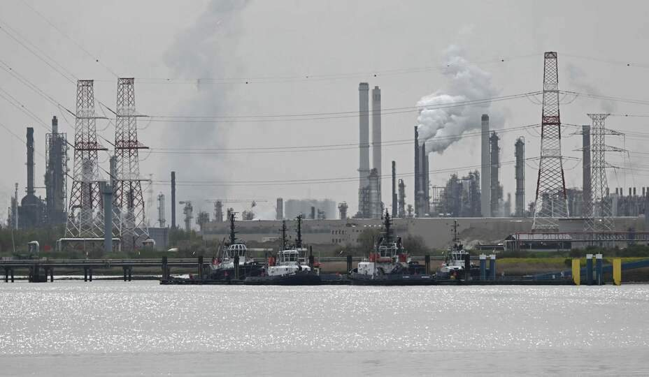 Belgian port of Antwerp blocked to vessels due to oil spill