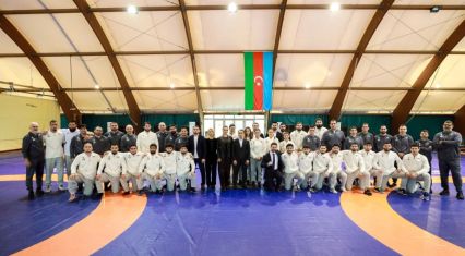 Azerbaijani wrestlers step onto mat at European Championships