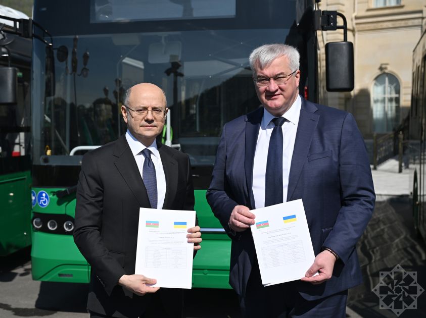 Azerbaijani government donates five electric buses to city of Irpin [PHOTOS]