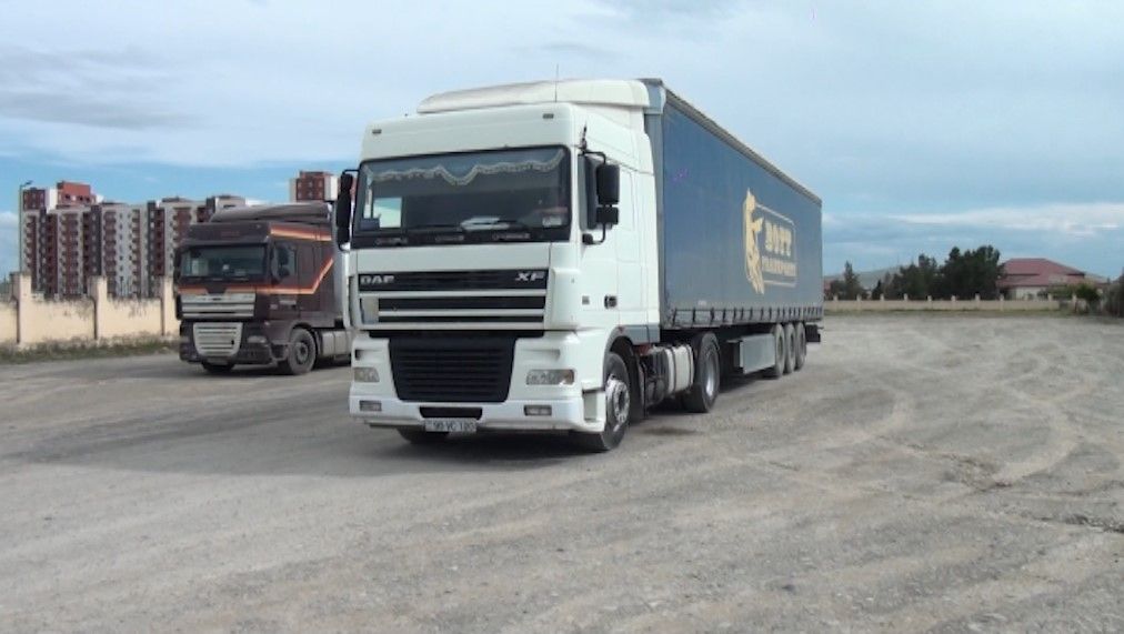 Azerbaijan exports goods to Armenia in rare cross-border trade shipment [PHOTOS]