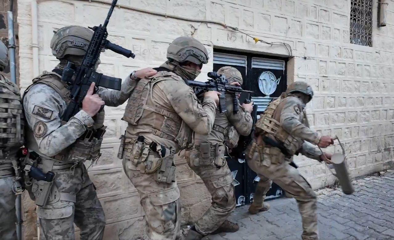Turkish police detain 13 suspects in counter-terro