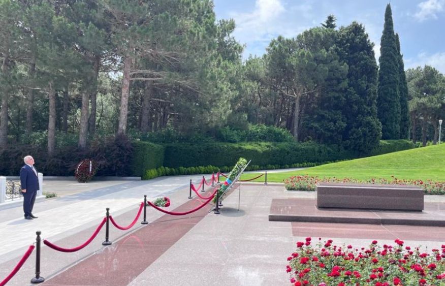 Prime Minister Ali Asadov visits grave of National Leader Heydar Aliyev in Alley of Honors