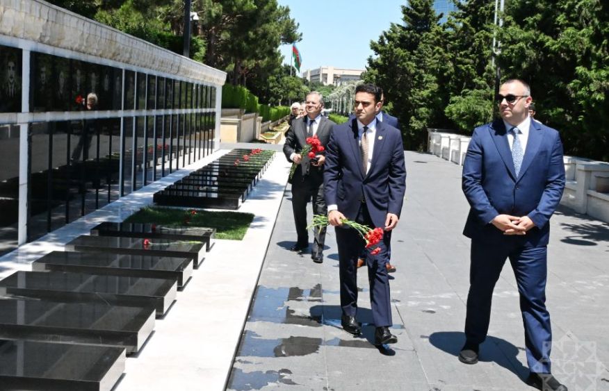 U.S. delegation visits Alley of Martyrs in Baku [PHOTOS]