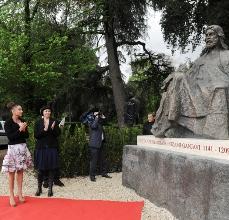 First lady unveils monument to great poet Ganjavi in Rome