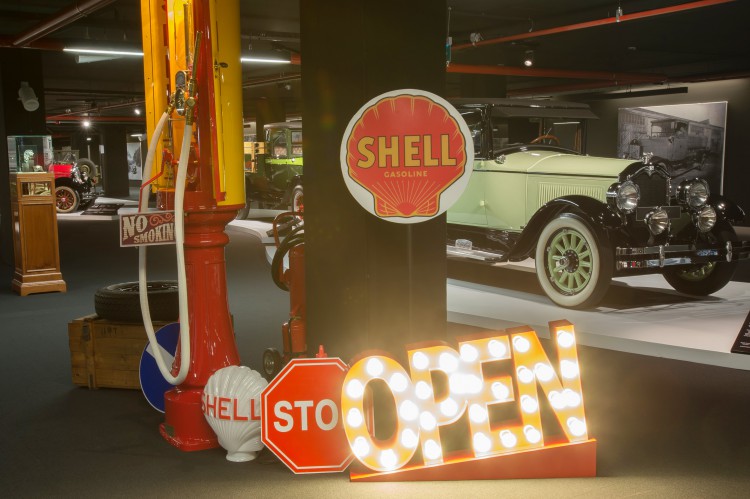 Classic cars displayed in Baku