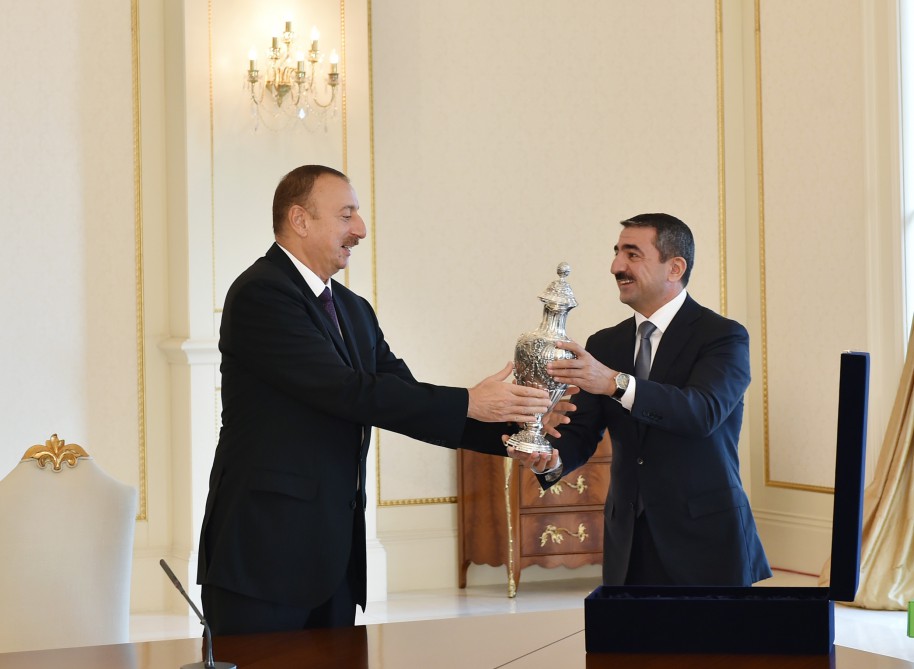 President Aliyev meets with national polo team (UPDATE)