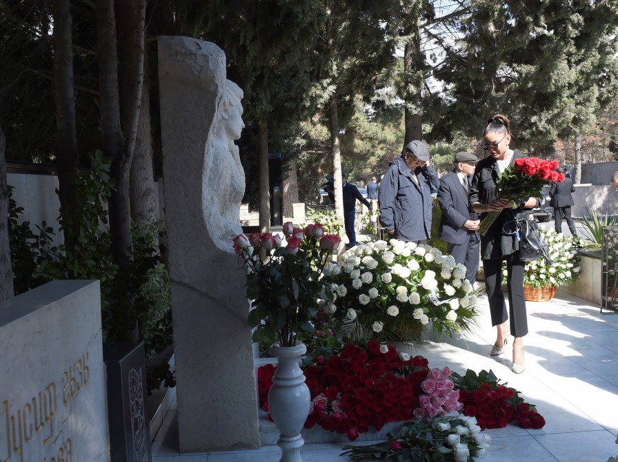 Mehriban Aliyeva pays respect to Aida Imanguliyeva