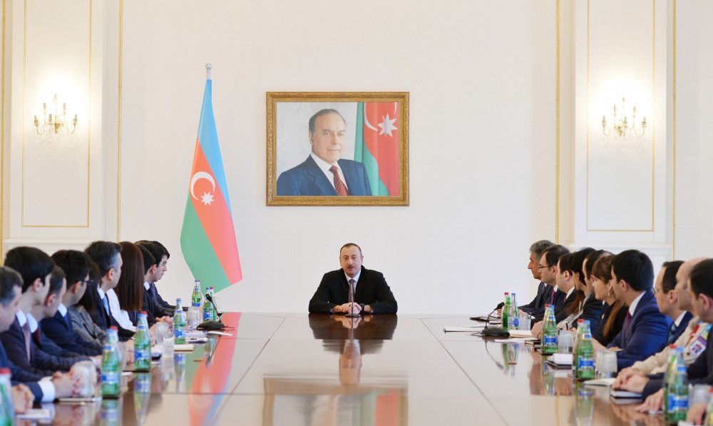 President Aliyev meets with Azerbaijani youth