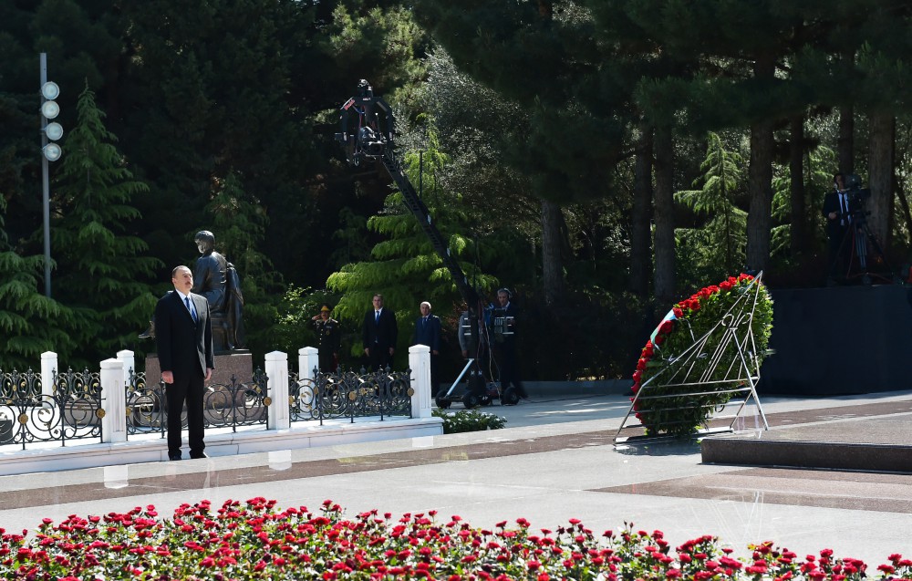 President Aliyev visits grave of national leader Heydar Aliyev