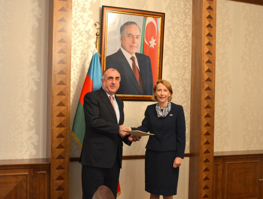 Azerbaijani FM receives incoming British envoy