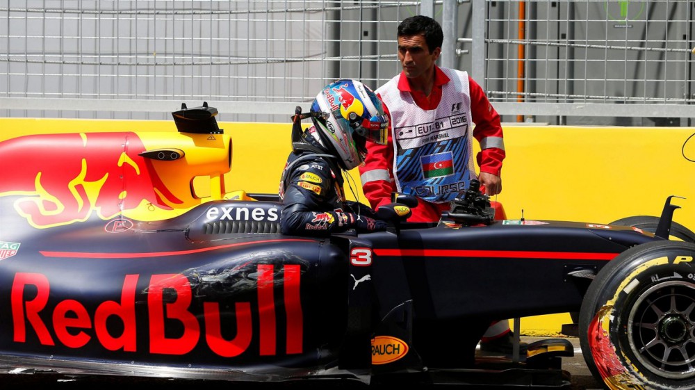 Ricciardo first crashes in Baku - VIDEO