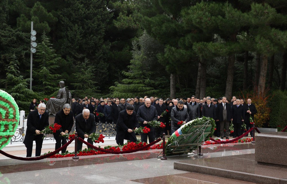 YAP members visit grave of national leader Heydar Aliyev