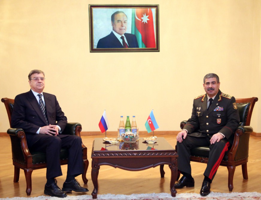 Defense minister meets foreign envoys