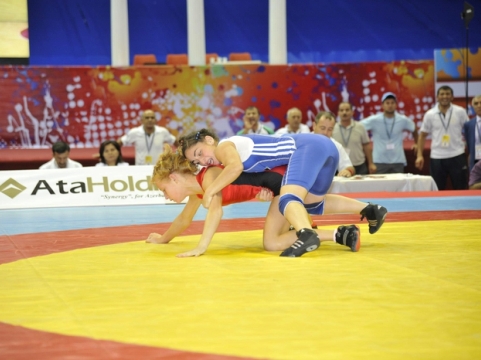 Azerbaijani female wrestlers scope 6 medals in Turkey
