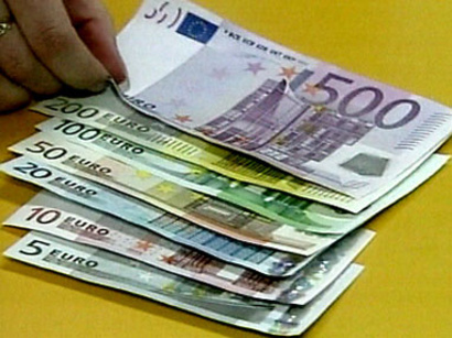 Euro exchange rate slightly falls